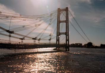 El puente colgante, y si tocas esta imagen veras la costanera